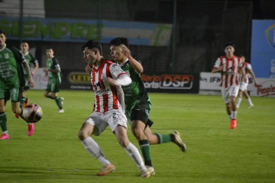 DEFENSOR. Uriona, uno de los puntos altos del partido, sale jugando presionado por un rival.