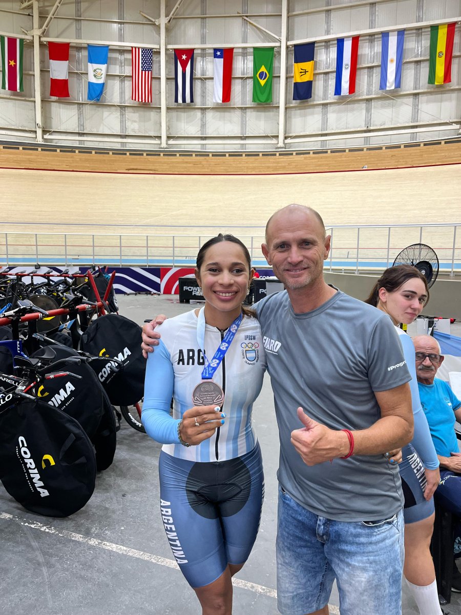 PROTAGONISMO INTERNACIONAL. Natalia Vera y el entrenador Daniel Capella.