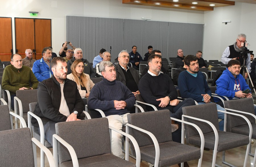 Importantes autoridades provinciales, municipales y comunales junto a legisladores participaron de la charla.