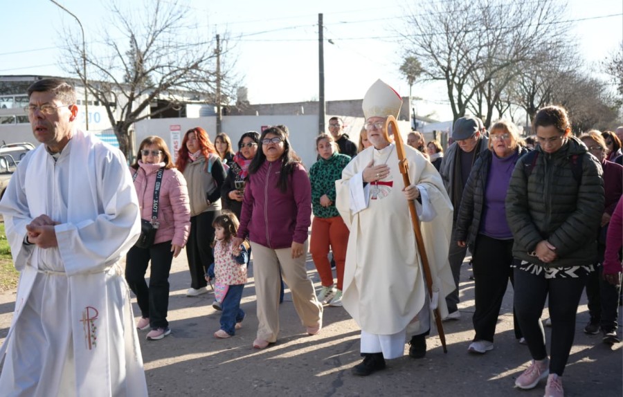 Monse&ntilde;or Pedro Torres, obispo de Rafaela, presidi&oacute; la procesi&oacute;n y la misa por San Cayetano.