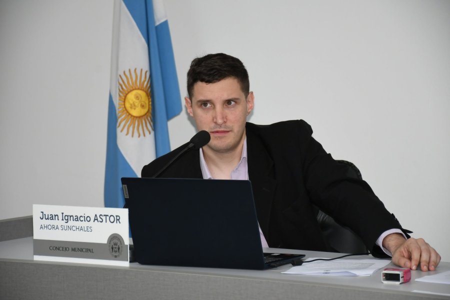 El edil oficialista en su banca.