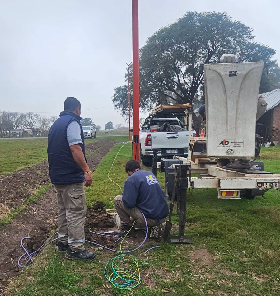 Obreros comunales tendiendo el cableado para brindar el servicio.
