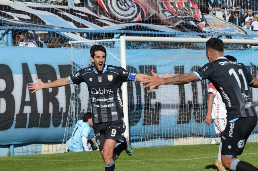 LUCAS ALBERTENGO CELEBRA SU GOL, EL DEL TRIUNFO DE LA CREMA ANTE CHACARITA