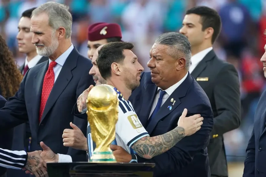 Claudio "Chiqui" Tapia, presidente de la AFA, junto al capit&aacute;n de la selecci&oacute;n argentina, Lionel Messi.