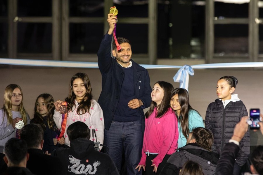 El gobernador Pullaro levanta una medalla, la que recibir&aacute;n los deportistas durante la competencia. (FOTO SCS)