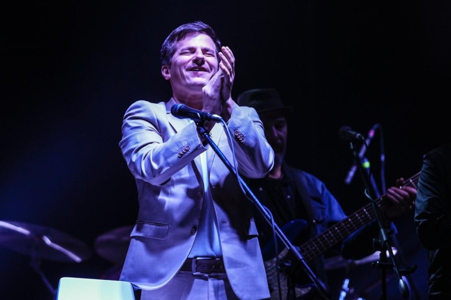 Ante un flamante escenario colmado, Pennisi brill&oacute; una vez m&aacute;s con toda su m&uacute;sica. (FOTO SCS)