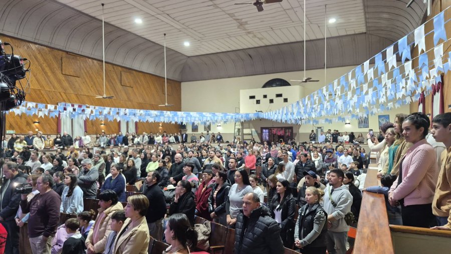 Un sal&oacute;n colmado fue el marco ideal para la realizaci&oacute;n.