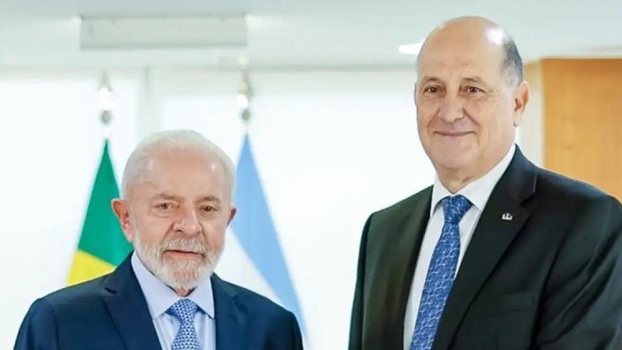TENSION DIPLOMATICA. El presidente de Brasil Luiz In&agrave;cio &lsquo;Lula&rsquo; da Silva, junto al embajador argentino en su pa&iacute;s, Daniel Raimondi.