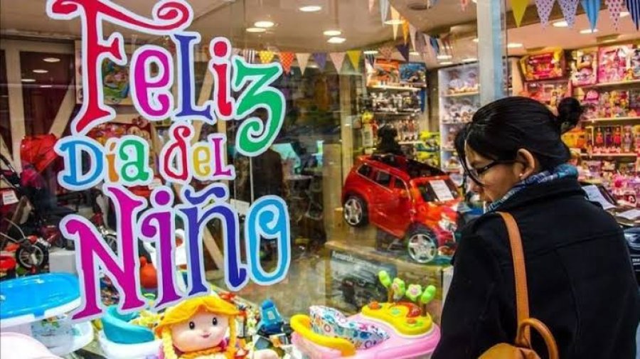 MES DE LAS INFANCIAS. Las jugueter&iacute;as apuestan a promociones y descuentos para reactivar la demanda en los &uacute;ltimos d&iacute;as, mientras los consumidores buscan opciones econ&oacute;micas.