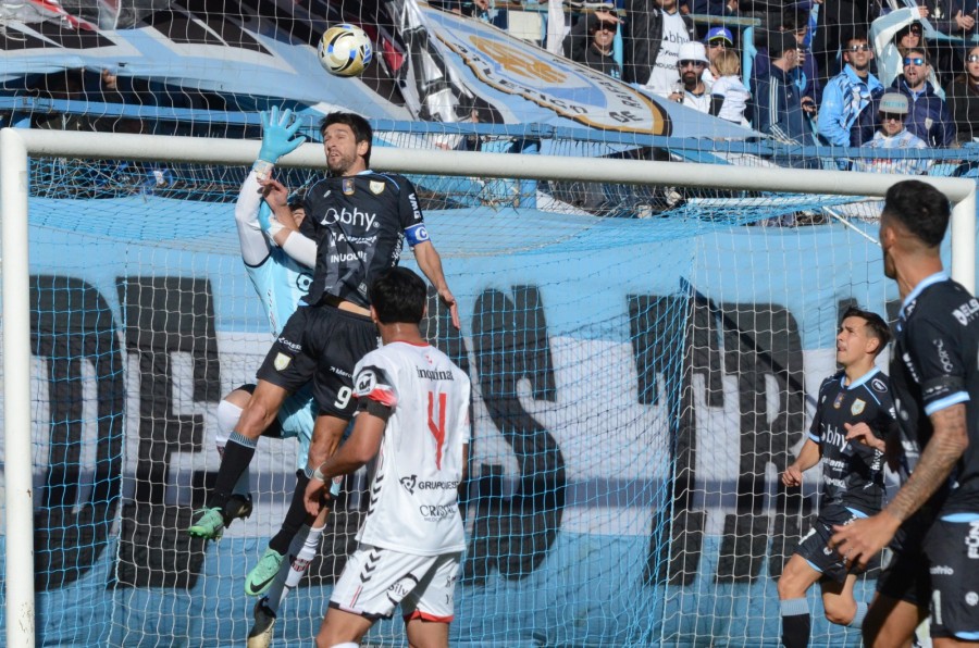 EL MOMENTO JUSTO. ALBERTENGO SE ANTICIPA ANTE LA SALIDA DEL ARQUERO DE CHACA Y PONE EL 1-0