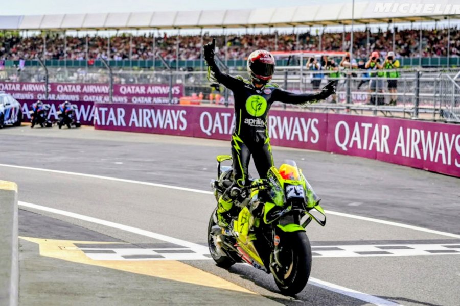 Ra&uacute;l Fern&aacute;ndez celebra su victoria en el circuito brit&aacute;nico de Silverstone.