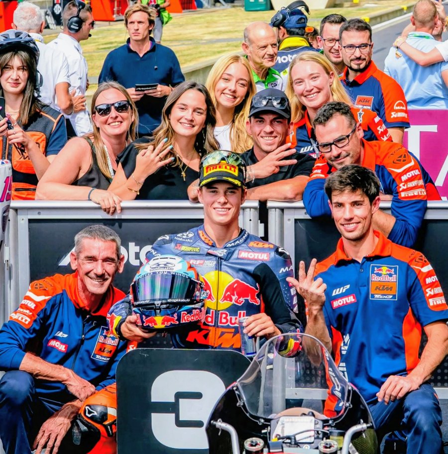 Valent&iacute;n Perrone festej&oacute; su tercer puesto con os integrantes de su equipo.