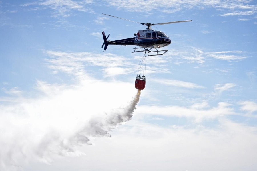 Frente a la costa de Rosario, las aeronaves cargaron y lanzaron agua para comprobar su capacidad operativa.