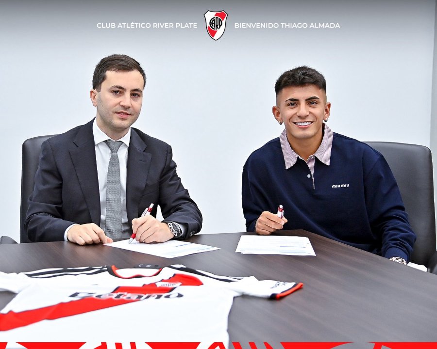 FIRMA. St&eacute;fano Di Carlo y Thiago Almada.