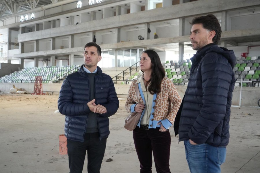 El intendente Leonardo Viotti en el futuro microestadio junto a la subsecretaria de Desarrollo Urbano, Emilia Vidal y el secretario de Infraestructura, Nicol&aacute;s Asensio.