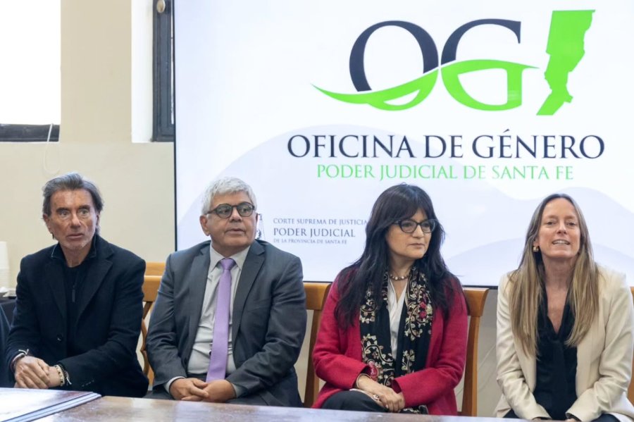 Daniel Erbetta, Jorge Baclini, Julissa Mantilla Falc&oacute;n y Margarita Zabalza en la presentaci&oacute;n de la Oficina de G&eacute;nero de la Corte Suprema de Justicia de Santa Fe.