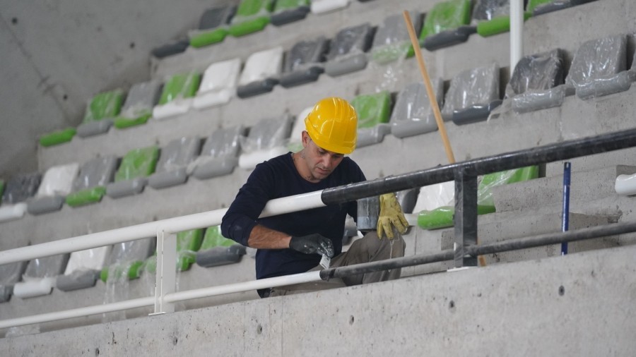 Un obrero trabaja en la zona de tribunas del microestadio. (FOTO SCS)