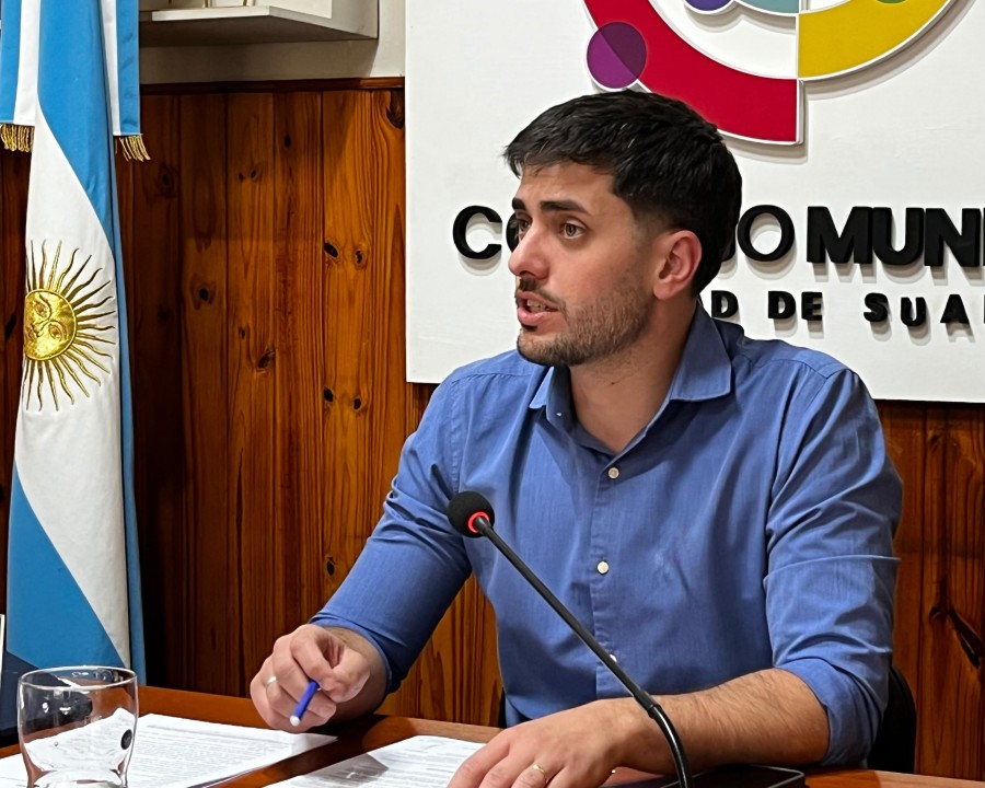 "El que entra por la pol&iacute;tica, se va con la pol&iacute;tica", dijo Peretti durante su campa&ntilde;a a intendente en 2025, y ahora avanz&oacute; con la idea a trav&eacute;s de una ordenanza.