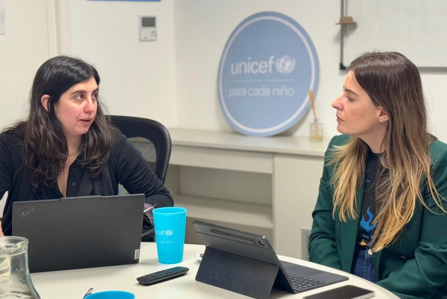 Lionella Cattalini durante la reuni&oacute;n con Carolina Aulicino, oficial de Pol&iacute;ticas Sociales de UNICEF Argentina.