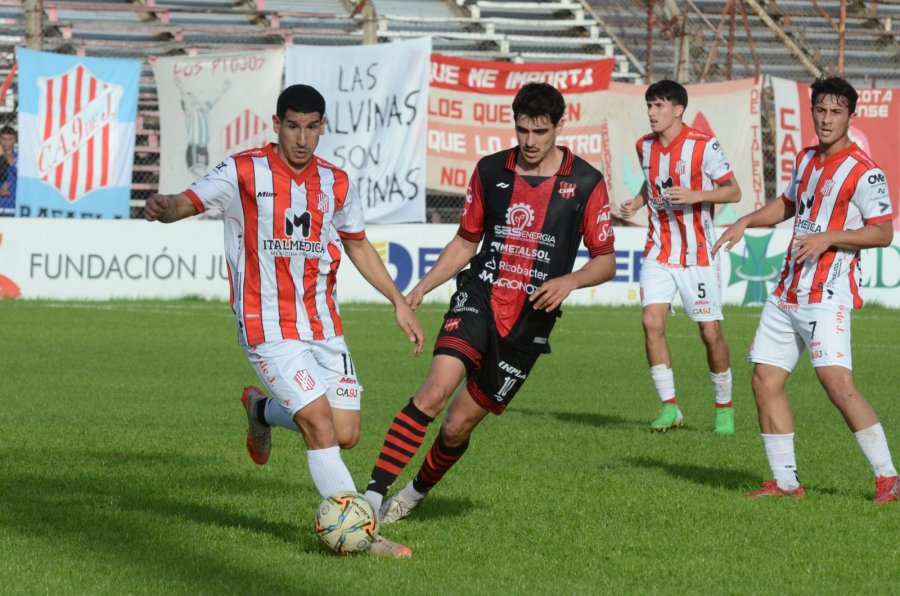 LEANDRO LARREA. Su desequilibrio por las bandas puede ser determinante.