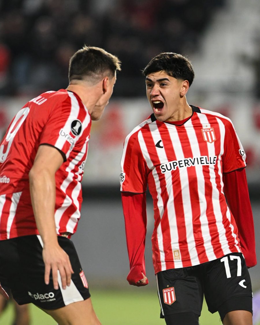 NO ALCANZO PARA GANAR. Tobio Burgos (derecha) festeja con Carrillo.