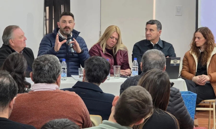 Enrique Est&eacute;vez durante su mensaje.