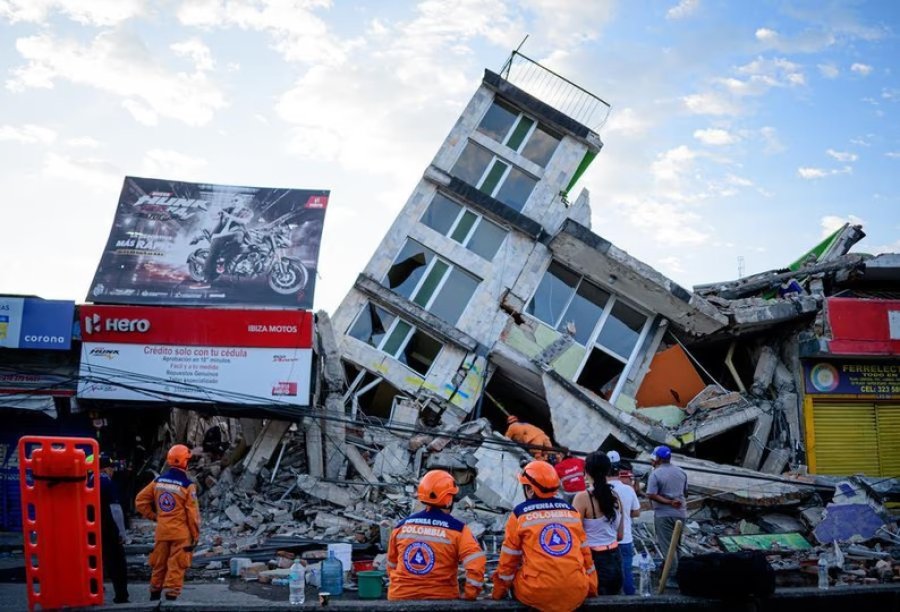 Rescatistas participando en las labores de b&uacute;squeda y rescate tras un sismo, en la ciudad de Pereira, Colombia.