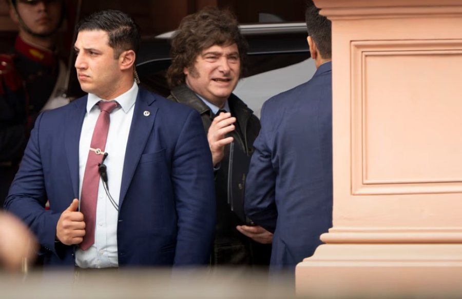 El presidente Javier Milei ingresa a Casa Rosada.
