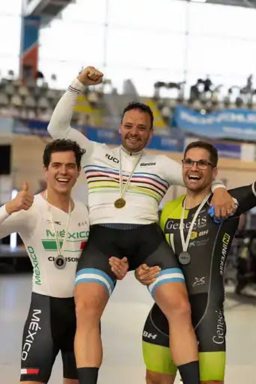 CAMPEON. El festejo de Lucas Peretti llevado en andas por dos colegas.