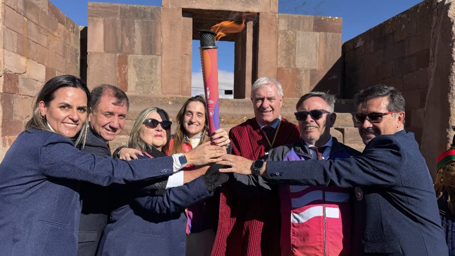 CEREMONIA. El Fuego Suramericano fue encendido en el templo sagrado de Tiwanaku y ya inici&oacute; su traslado hacia la Argentina.
