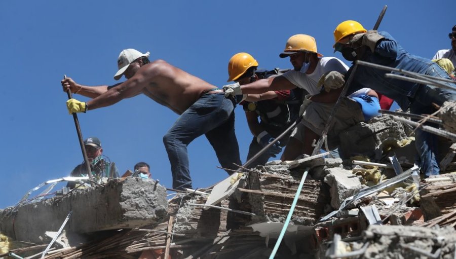 DESASTRE. Decenas de socorristas continuaban buscando sobrevivientes entre los escombros de edificios colapsados en varias ciudades.