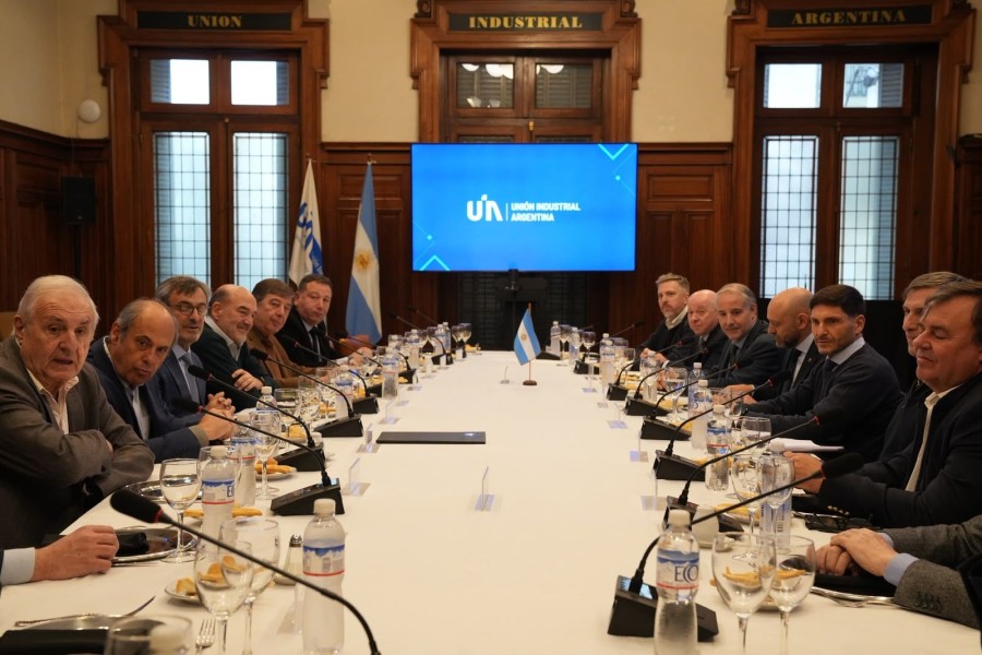 Pullaro y sus ministros destacaron que durante el primer semestre casi 10.000 empresas accedieron a beneficios tributarios por m&aacute;s de $36.000 millones. (FOTO SCS)
