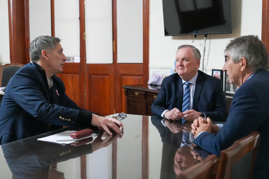 Los ministros Pablo Olivares y Fabi&aacute;n Bastia junto al senador Felipe Michlig, quien est&aacute; a cargo del Gobierno provincial.