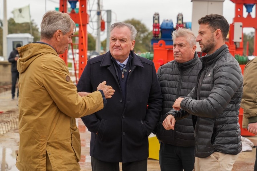 El titular de Vialidad, Pablo Seghezzo brinda detalles de la obra del puente al senador Michlig. (FOTO SCS)