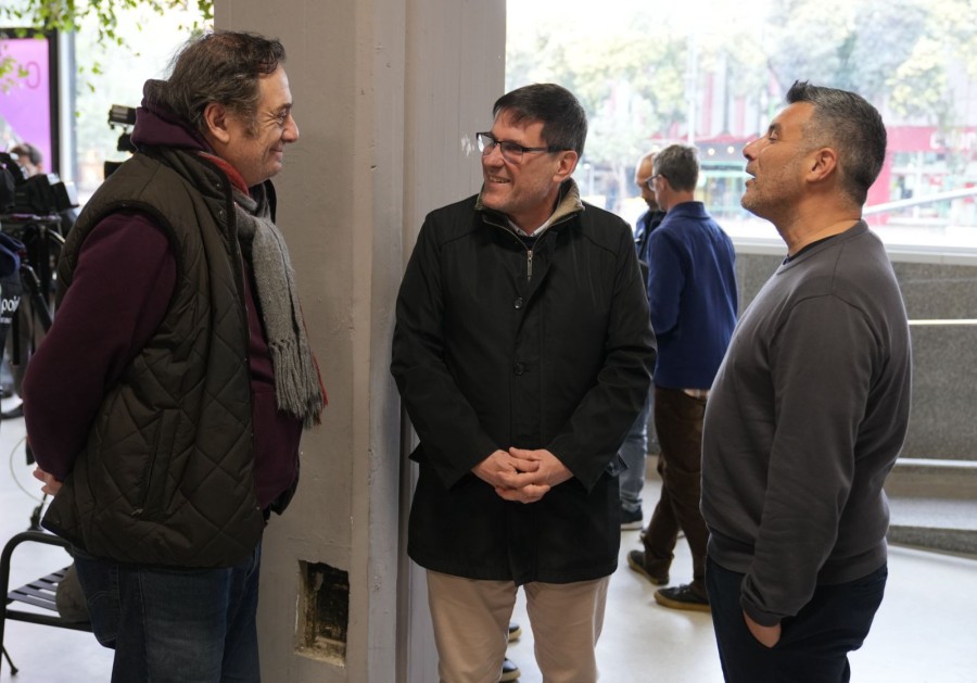 Awada junto a Andreoli y Goity tras dar detalles del nuevo episodio de la miniserie inspirada en relatos de f&uacute;tbol. (FOTO SCS)
