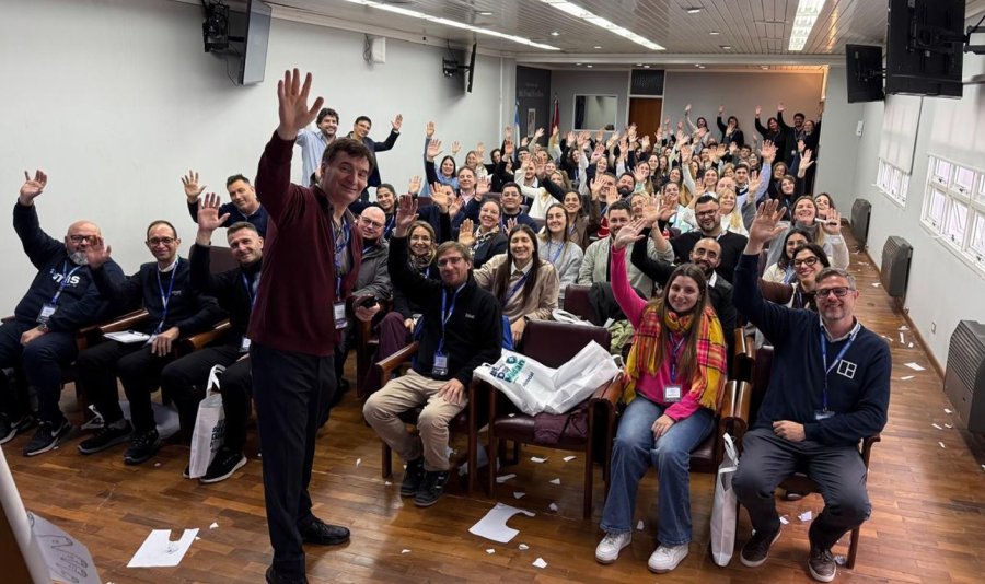 Luis Mar&iacute;a Cravino junto al auditorio colmado de la Asociaci&oacute;n M&eacute;dica.