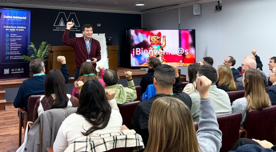 La conferencia se inscribi&oacute; en las iniciativas de Centro Asistencial orientadas a generar espacios de formaci&oacute;n e intercambio en torno a la relaci&oacute;n entre salud, liderazgo y gesti&oacute;n. (FOTO AMDC)