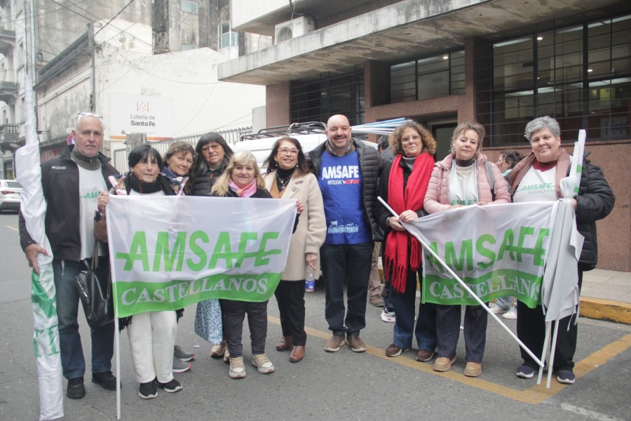 NUEVA PROTESTA. La delegaci&oacute;n local de Amsafe Castellanos particip&oacute; ayer de la manifestaci&oacute;n que se realiz&oacute; en la capital provincial en el marco del plan de lucha docente por mejoras salariales.