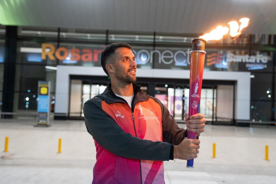 Federico Grabich, exnadador y embajador de los Juegos Suramericanos 2026, fue el encargado de recibir el fuego suramericano.