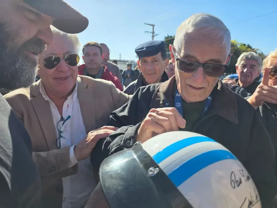 Oreste Berta firma un casco en junio pasado, cuando por inicial del Gobierno de la Provincia de C&oacute;rdoba y de la Municpalidad de Alta Gracia bautizaron con su nombre la rotonda de acceso a La Fortaleza