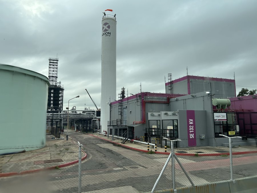 La comitiva de C.E.T.A.R. recorri&oacute; la planta de AXION Energy.