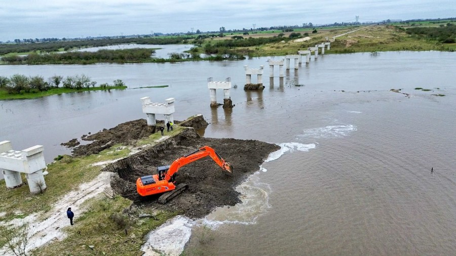 El Gobierno de Santa Fe inici&oacute;, con recursos propios, el retiro de un terrapl&eacute;n de medio kil&oacute;metro.