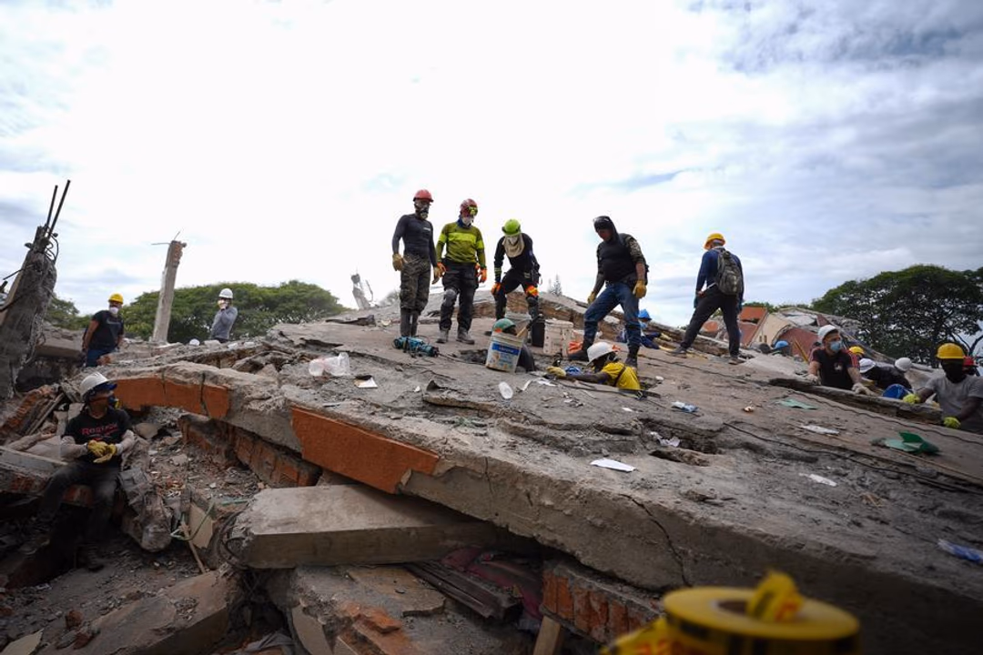 Las labores de b&uacute;squeda y rescate contin&uacute;an tras el terremoto en Colombia.