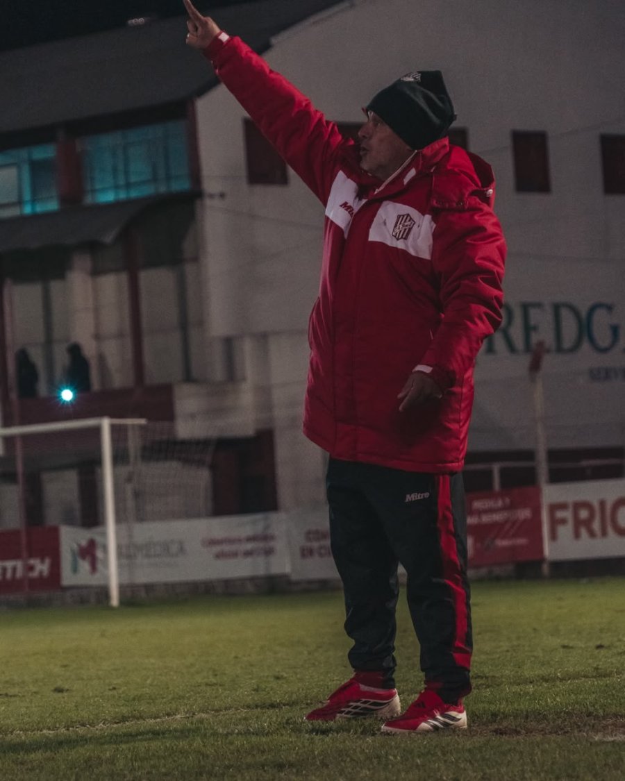 ABRIGADO. El entrenador juliense en la fr&iacute;a noche del mi&eacute;rcoles dando indicaciones.