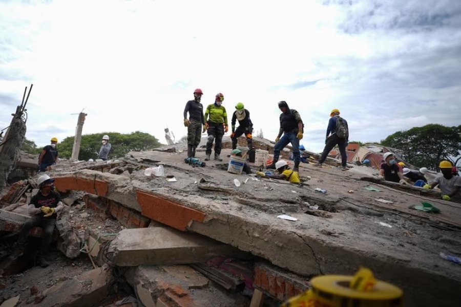 Las labores de b&uacute;squeda y rescate contin&uacute;an tras el terremoto en Colombia.