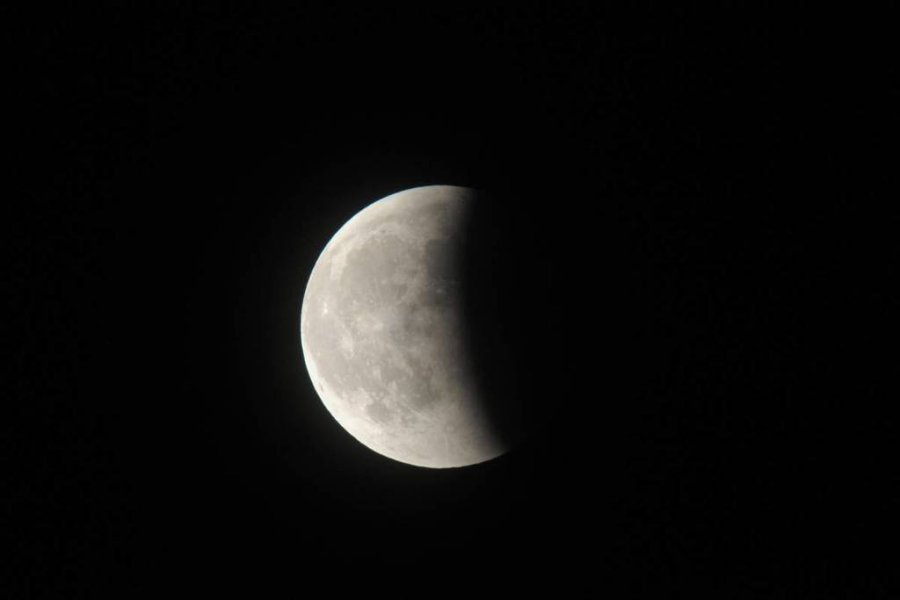 EVENTO ASTRONOMICO. Durante las &uacute;ltimas horas del jueves 27 y los primeros momentos del viernes 28 de agosto, se podr&aacute; observar un eclipse parcial de Luna desde toda la Argentina.