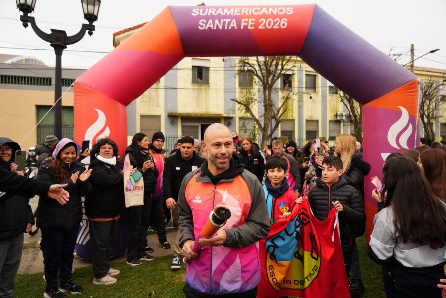 CON LA ANTORCHA. Javier Mascherano encabez&oacute; el tramo final de la posta y llev&oacute; la llama hasta el predio del parador tur&iacute;stico.
