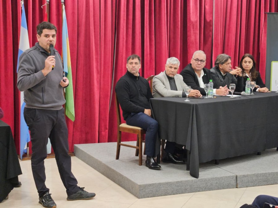 Iv&aacute;n Acosta comparti&oacute; la agenda de la muestra durante la presentaci&oacute;n en el Auditorio del CCIRR. (FOTO D. CAMUSSO)
