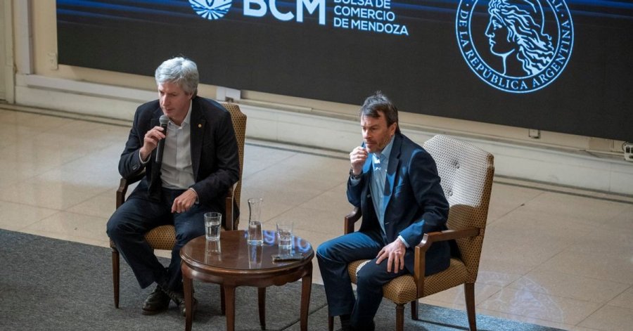 EXPOSICION. Santiago Bausili y Lisandro Nieri sostuvieron un encuentro en la Bolsa de Comercio de Mendoza ante empresarios y referentes del sector productivo.