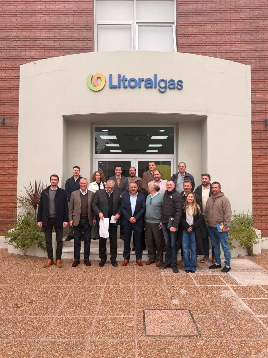 Los participantes del encuentro frente a la sede de Litoral Gas.